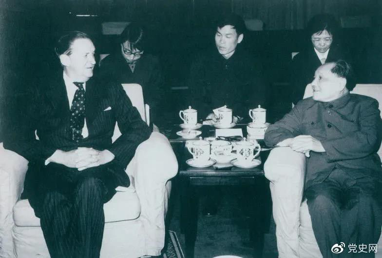 1979年3月29日,邓小平会见香港总督麦里浩。